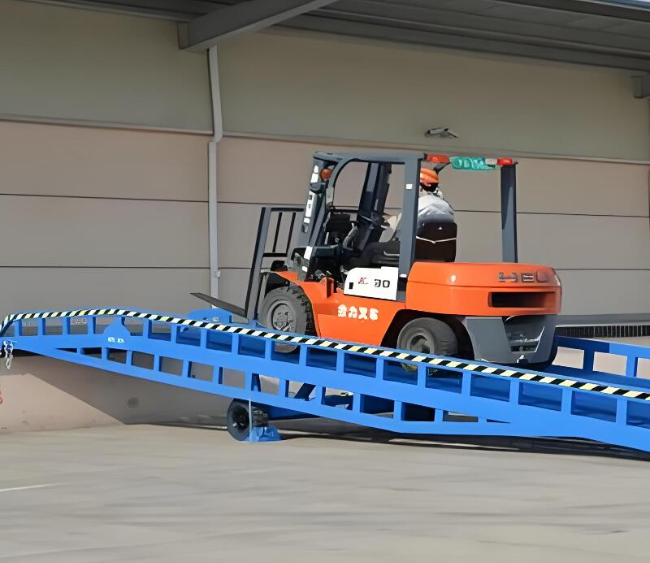 建华移动式卸货平台（叉车用）